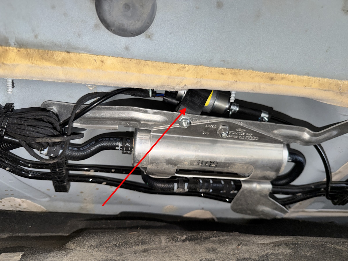 Монтаж топливного насоса Webasto под днищем автомобиля Audi A6 C8 Монтаж топливного насоса Webasto под днищем автомобиля Audi A6 C8